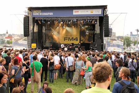 Publikum vor der FM4 Bühne am Linzfest